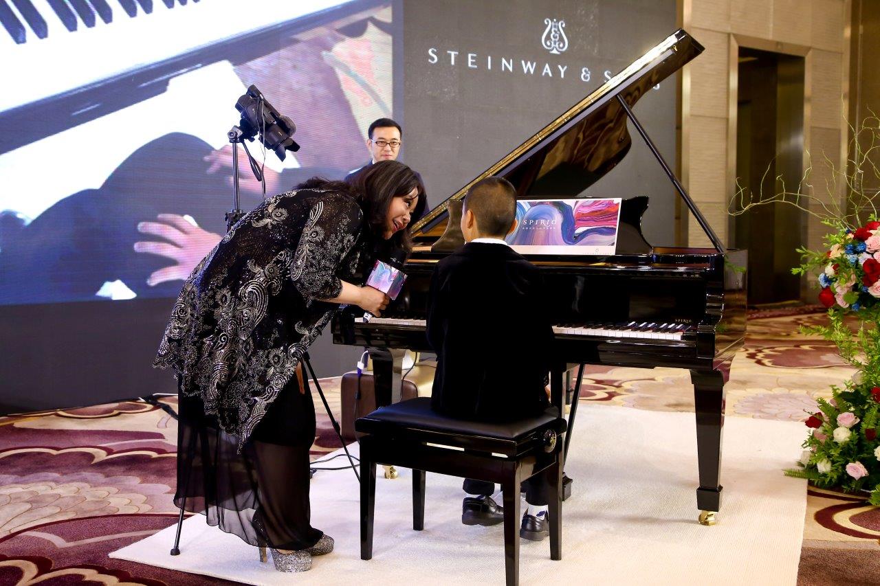 中国年轻钢琴家_中国广告年轻女演员_钢琴弹奏家盲人